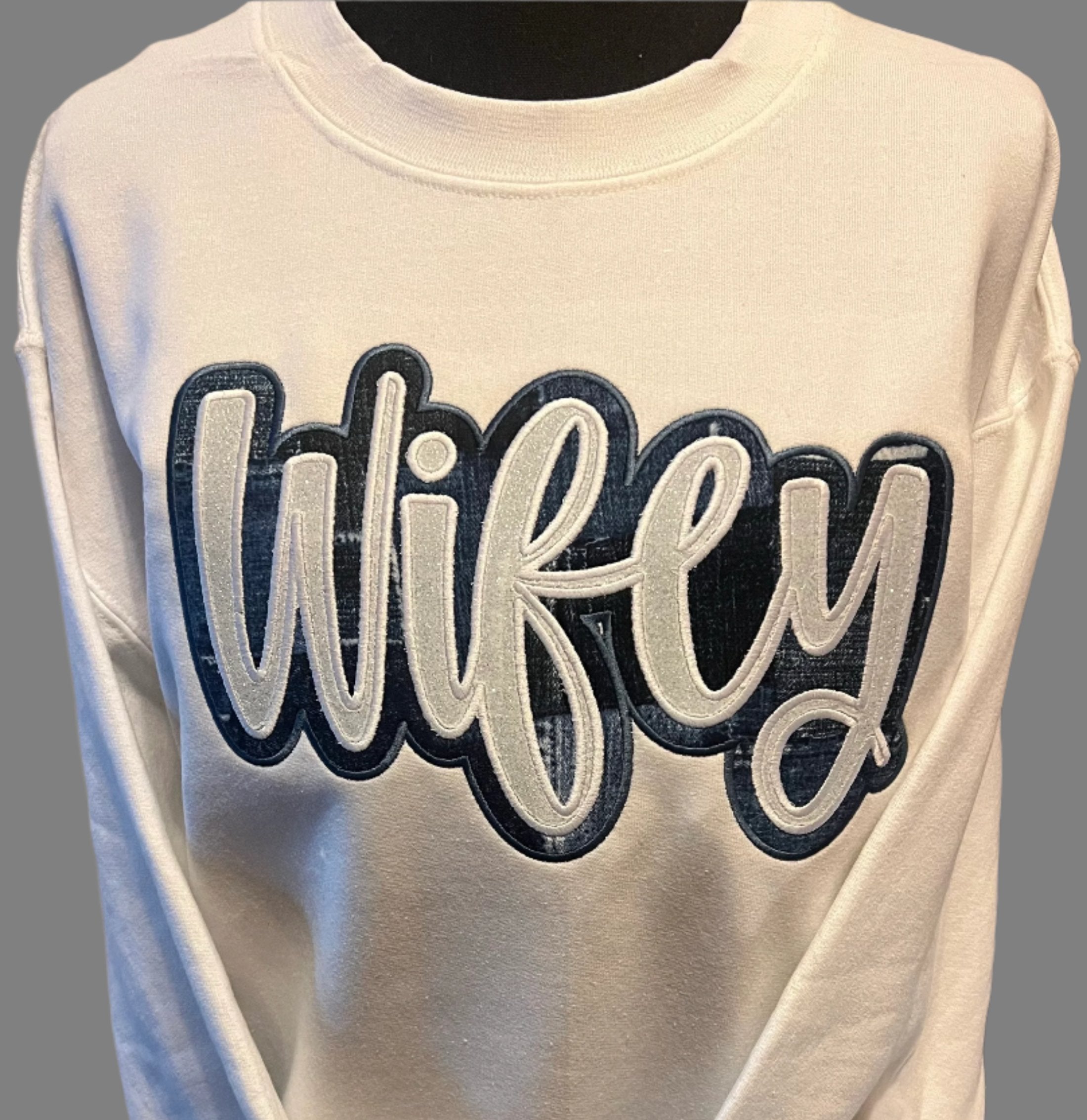 WIFEY APPLIQUÉ EMBROIDERY SWEATSHIRT